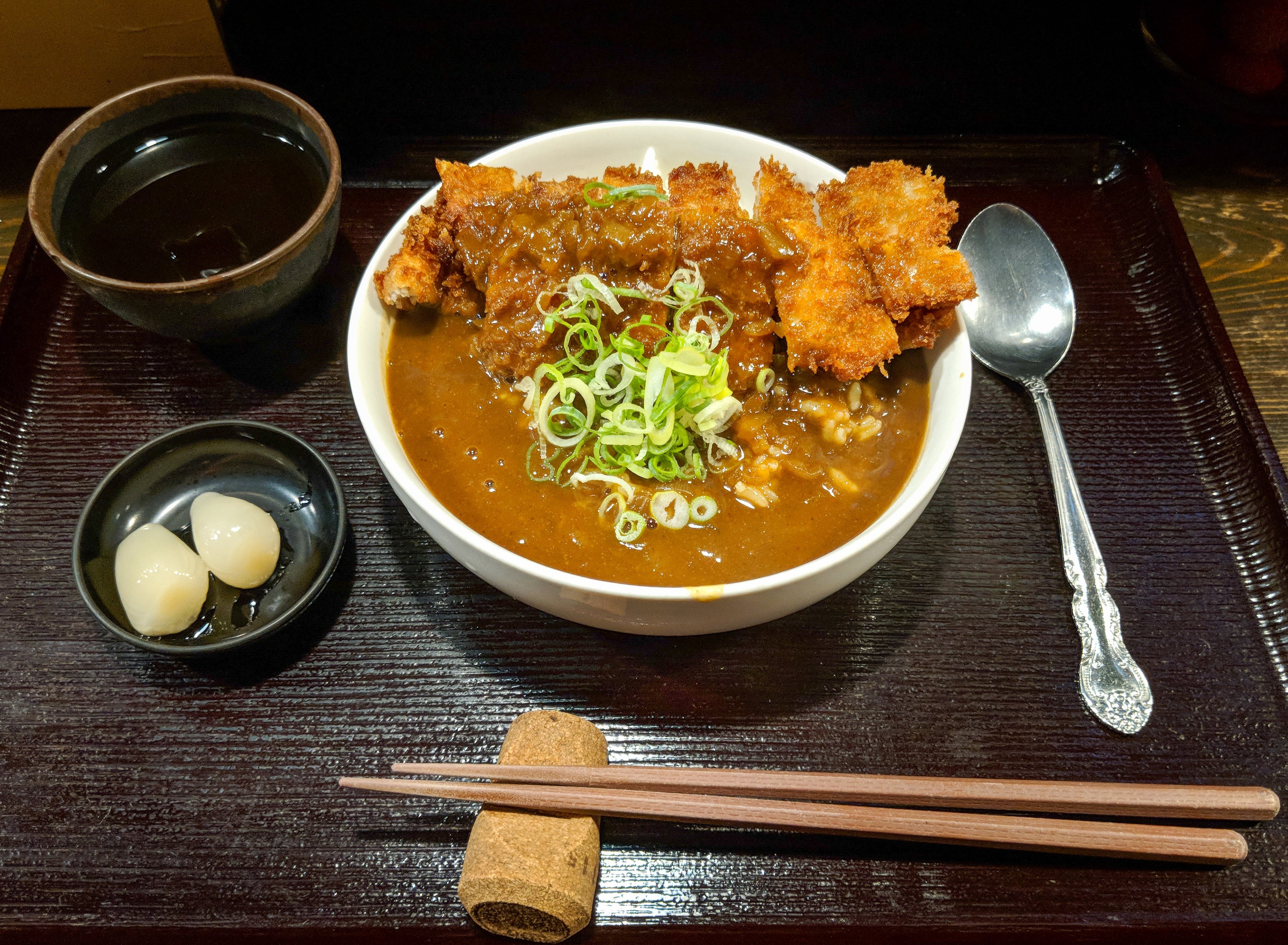 Japanisch essen als Anfänger: Warum du in Japan bewusst auf Sushi verzichten solltest