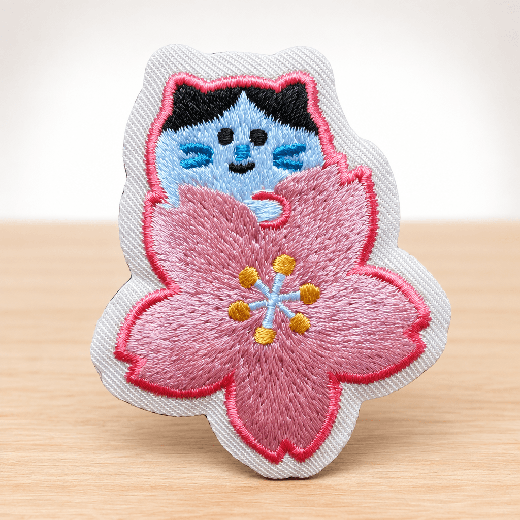 Omiyage-Stickmagnet: Katze mit Kirschblüte