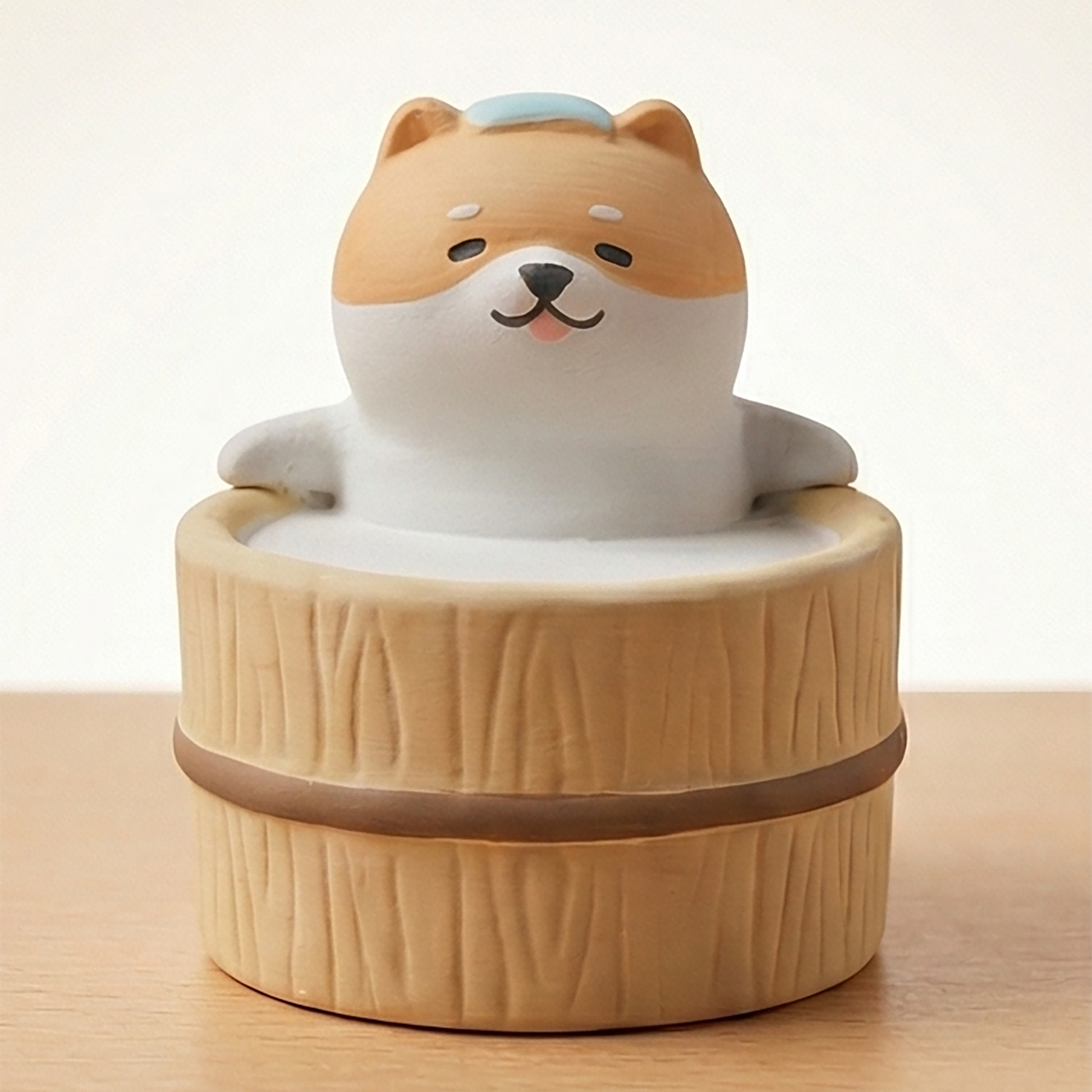 Yururi Biyori Aromafigur Shiba Inu im Holz-Onsen von vorne, lächelnde braun-weiße Hundekeramikfigur sitzt in traditionellem japanischem Holzbad