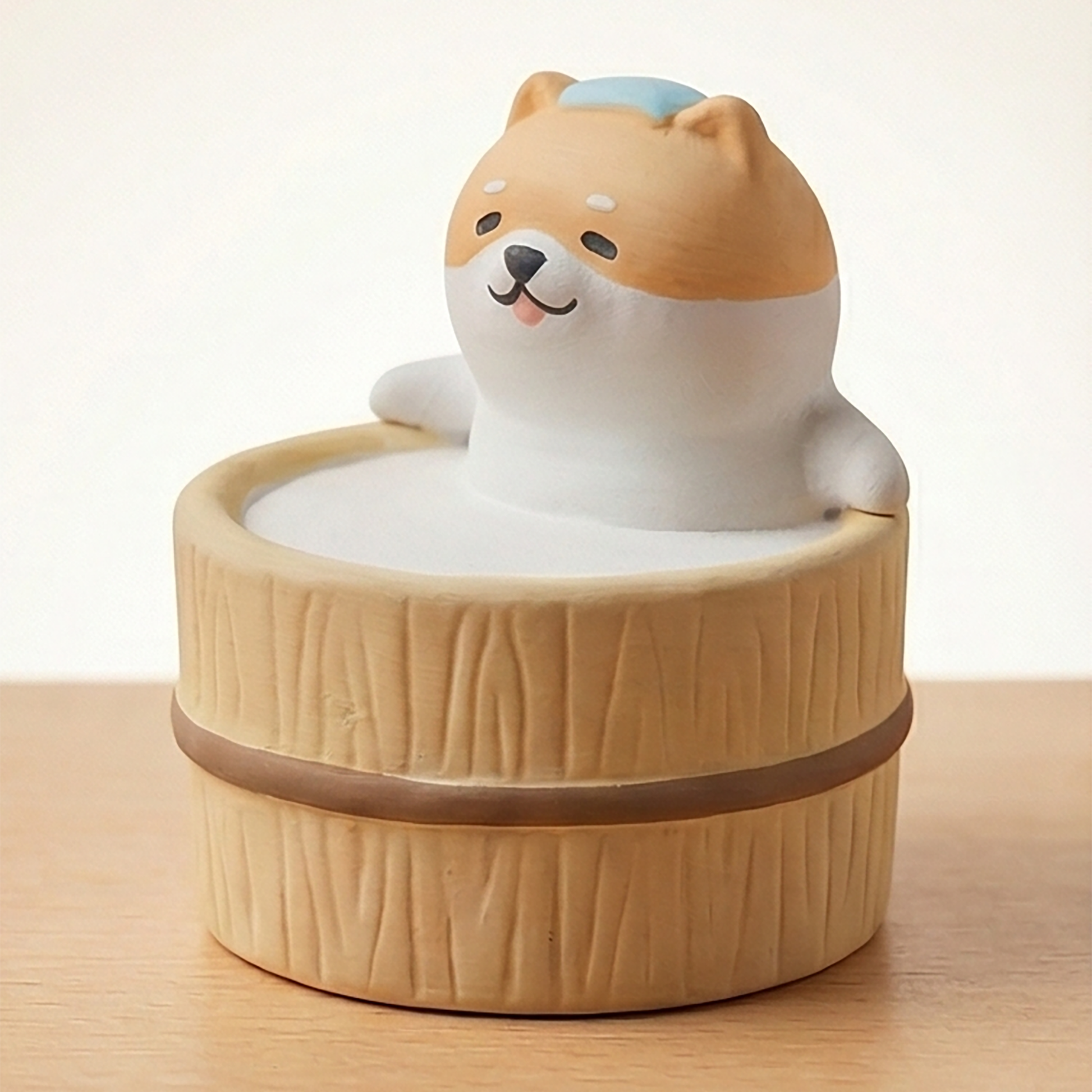 Yururi Biyori Aromafigur Shiba Inu von der Seite in Holztherme mit ausgestrecktem Arm