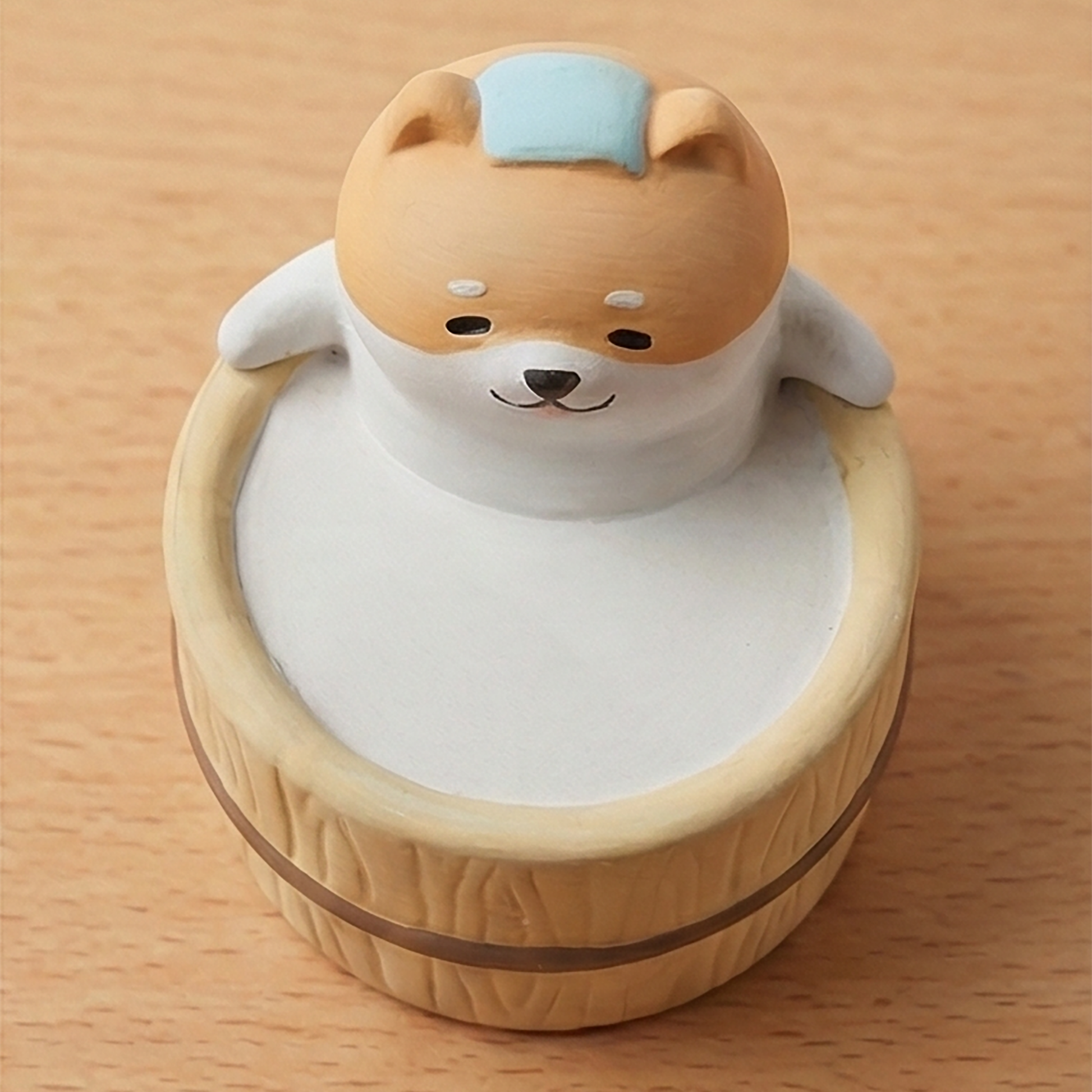Yururi Biyori Aromafigur Shiba Inu von oben, ruhig im Holzbad entspannende Figur