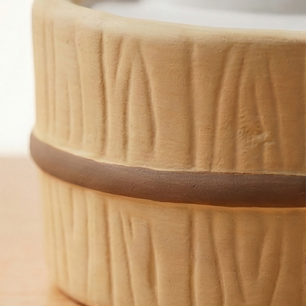 Detailaufnahme des Holzzubers, Holztextur mit Metallband, traditionelles japanisches Onsen-Bad Design