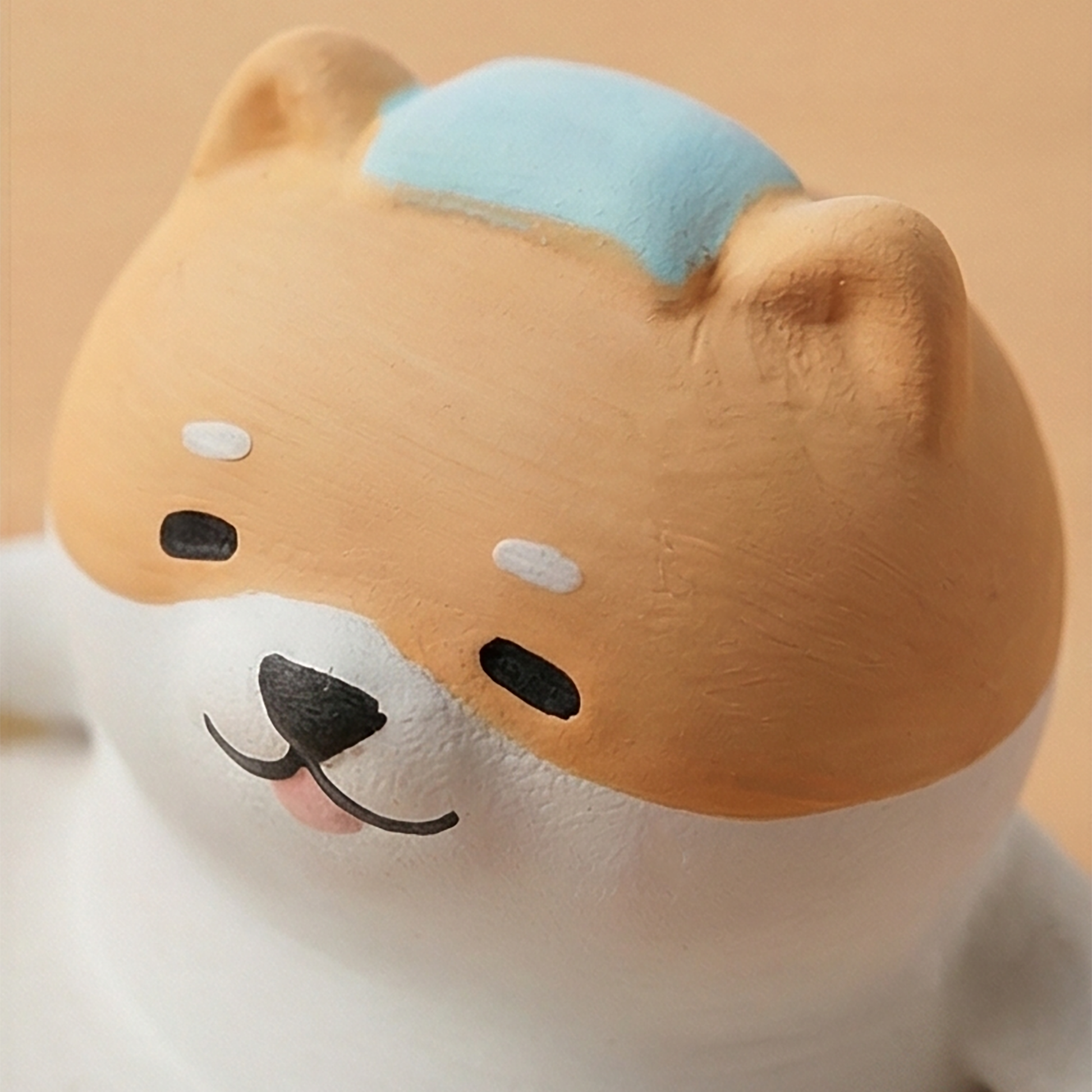 Nahaufnahme Shiba Inu Gesicht, Detailview der Keramikfigur mit lächelndem Ausdruck