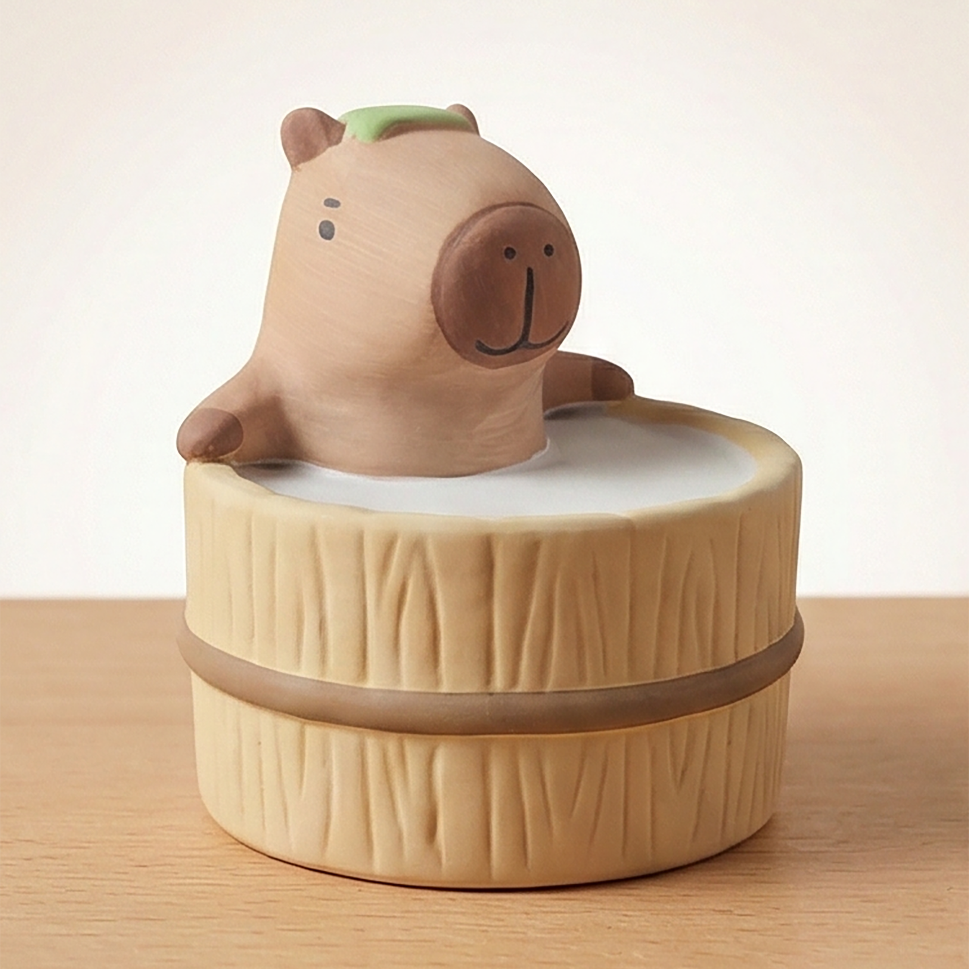 Yururi Biyori Aromafigur Capybara im Holzfass Seitenansicht von links