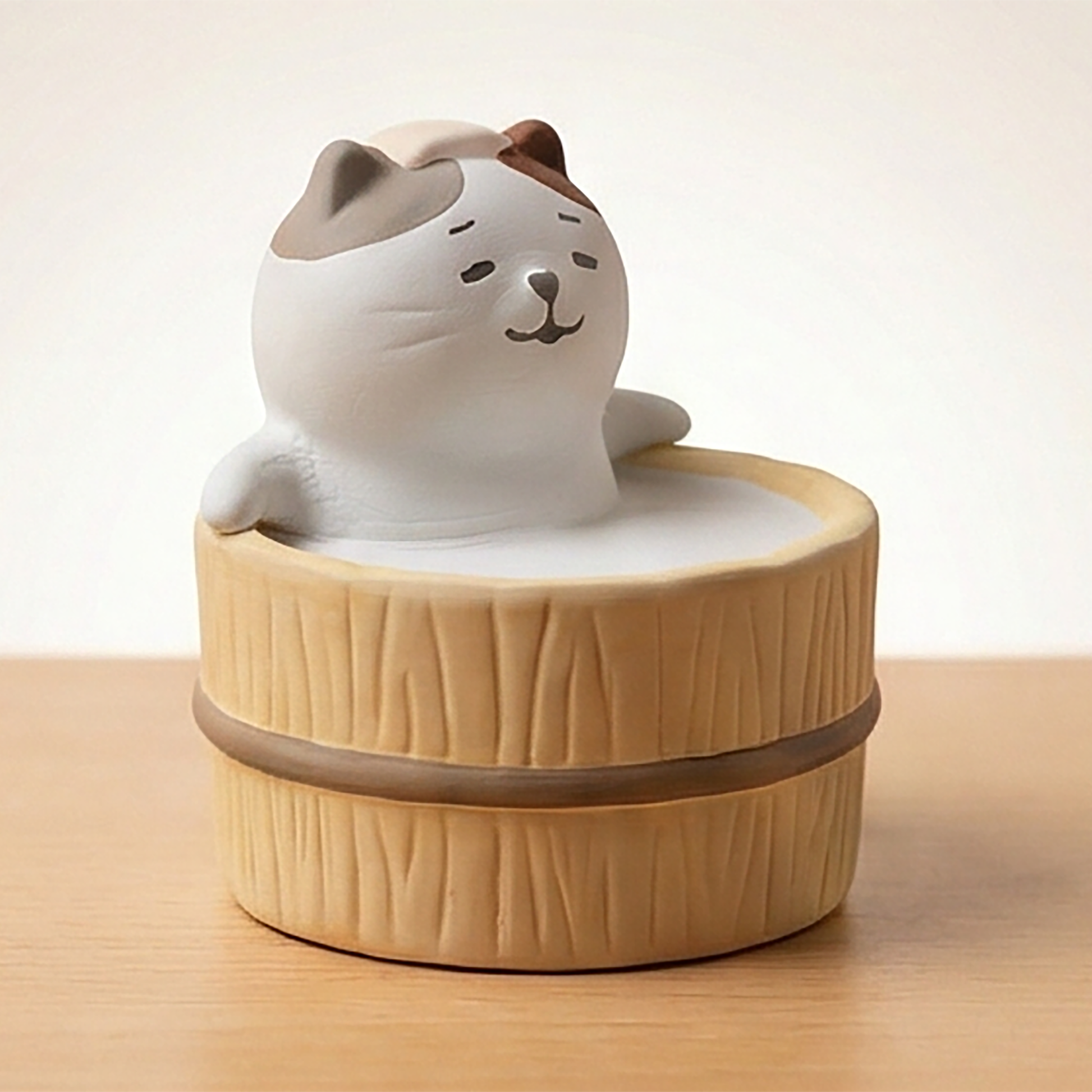 Yururi Biyori Aromafigur Katze (Neko) entspannt in einer holzfarbenen Badewanne - Keramik Duftständer handbemalt im japanischen Design