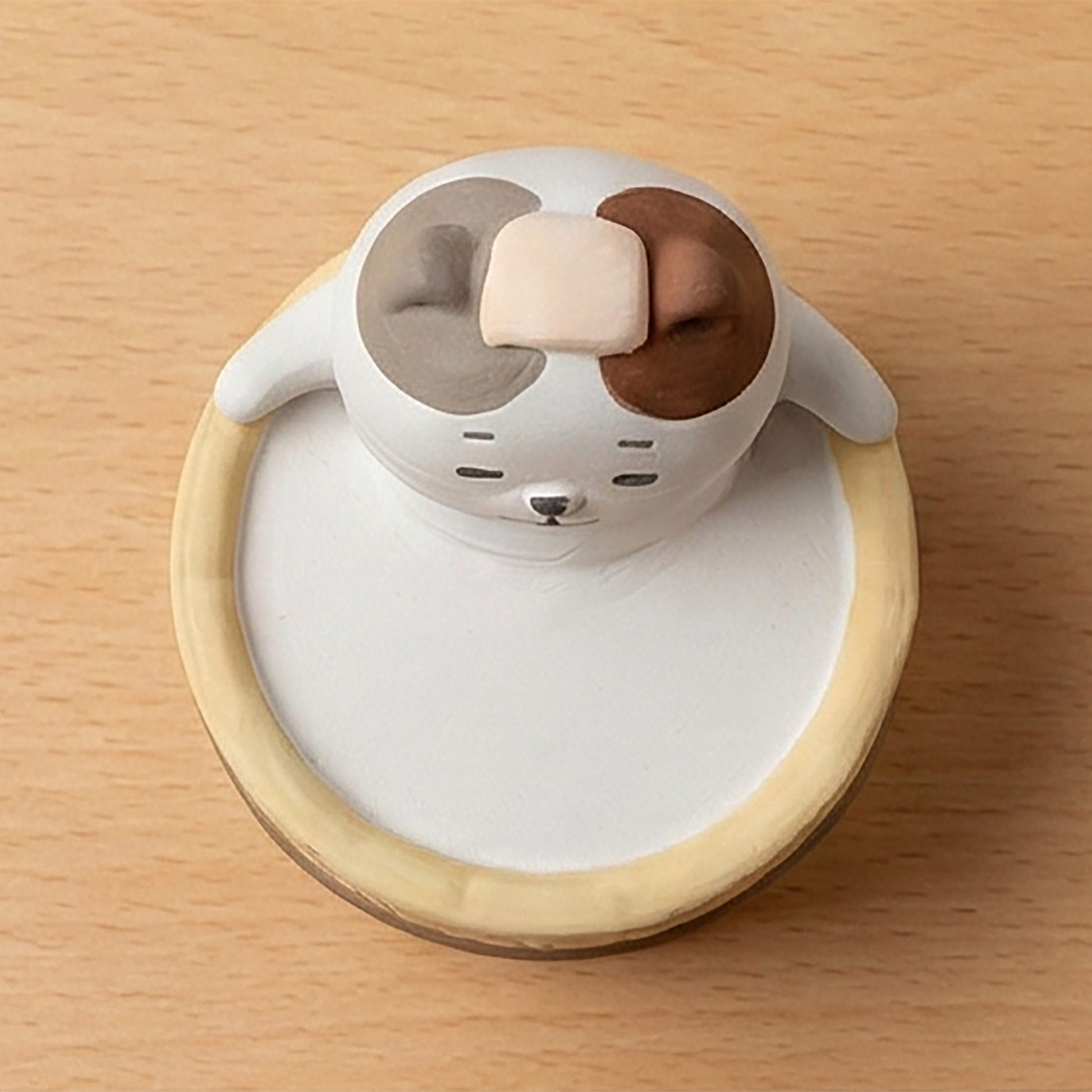 Neko Aromafigur Draufsicht in oranger Keramikschale - Yururi Biyori Katze von oben im Onsen Badewanne