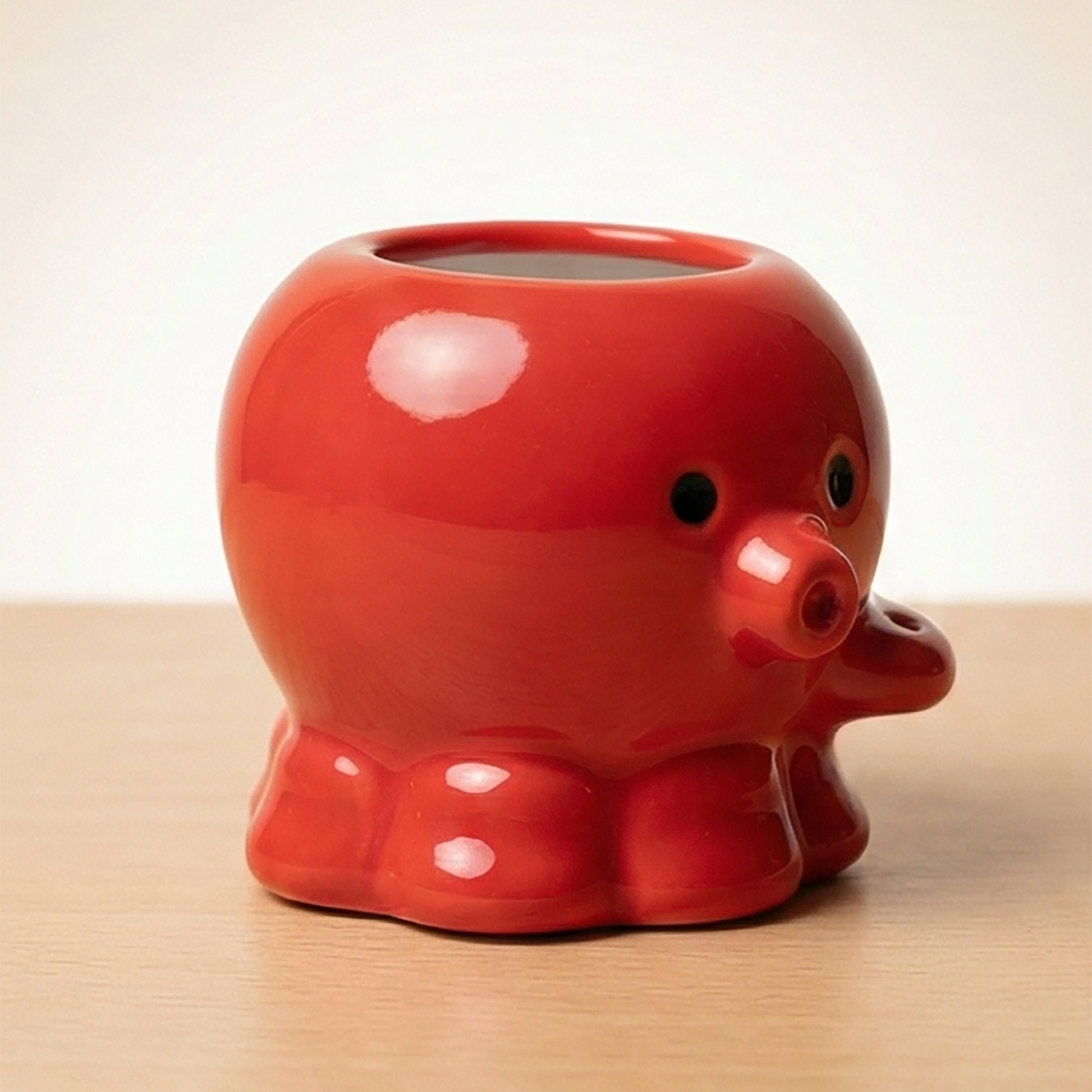 Ansicht des roten Zahnstocherhalters in Oktopus-Form von der anderen Seite mit hervorstehender Tentakel