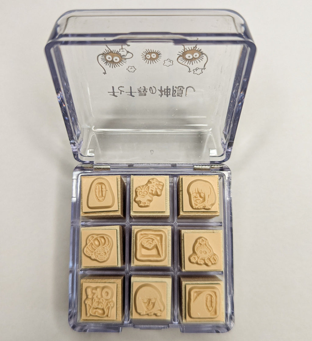 Studio Ghibli Stempel Set Chihiros Reise | Detailansicht der neun Mini-Stempel mit Motiven aus Chihiros Reise ins Zauberland in der Aufbewahrungsbox