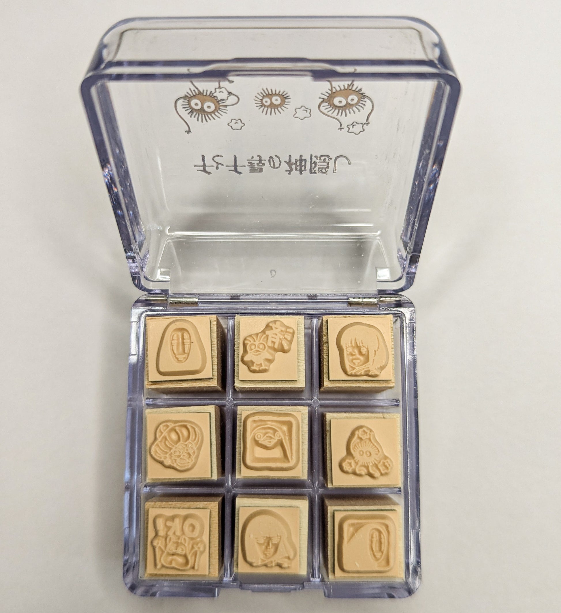 Studio Ghibli Stempel Set Chihiros Reise | Detailansicht der neun Mini-Stempel mit Motiven aus Chihiros Reise ins Zauberland in der Aufbewahrungsbox