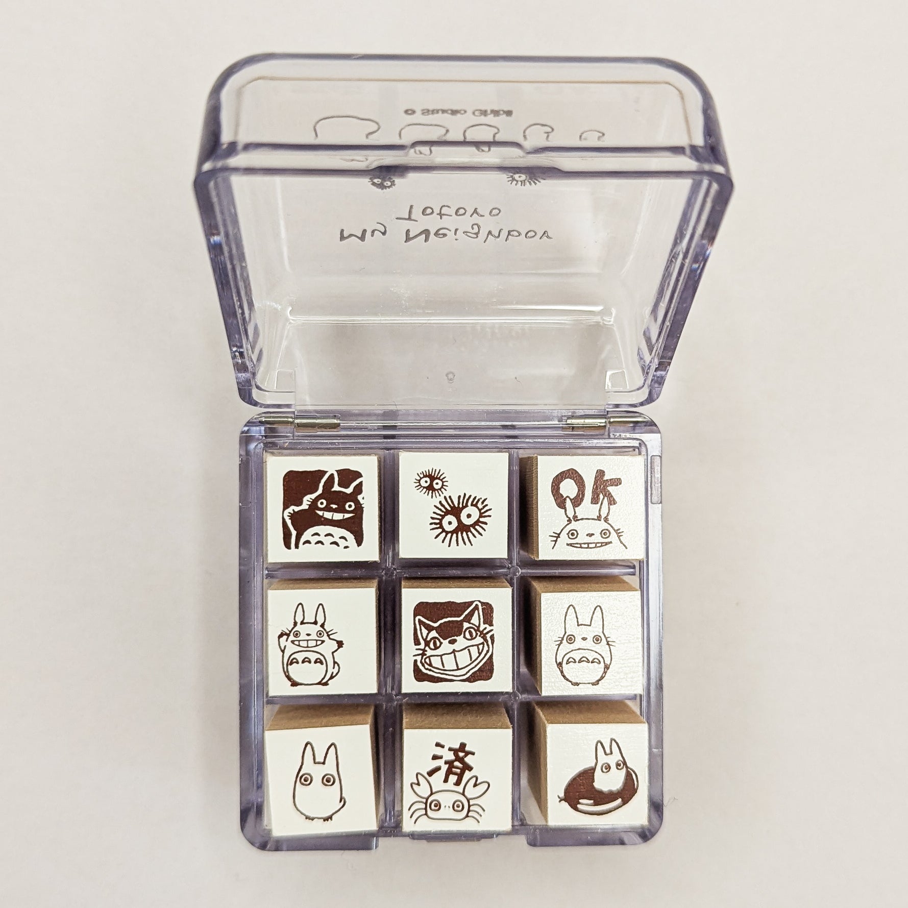 Totoro Stempel Set online kaufen – Studio Ghibli DIY Stempelset. | Stempelset in Box mit Totoro-Motiven von oben fotografiert.