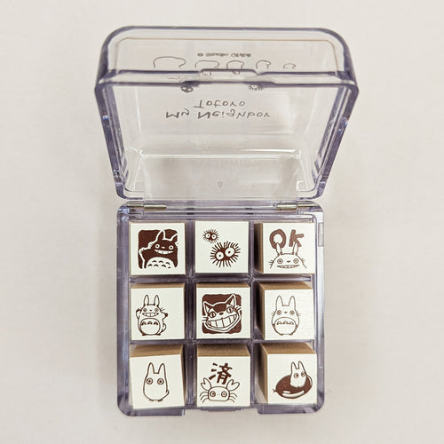 Totoro Stempel Set online kaufen – Studio Ghibli DIY Stempelset. | Stempelset in Box mit Totoro-Motiven von oben fotografiert.