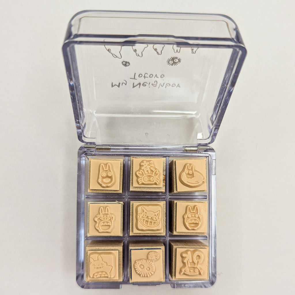 Totoro Stempel Set kaufen – Original Studio Ghibli Motivstempel in Aufbewahrungsbox. | Mehrere Totoro-Stempel ordentlich in einer transparenten Box angeordnet.