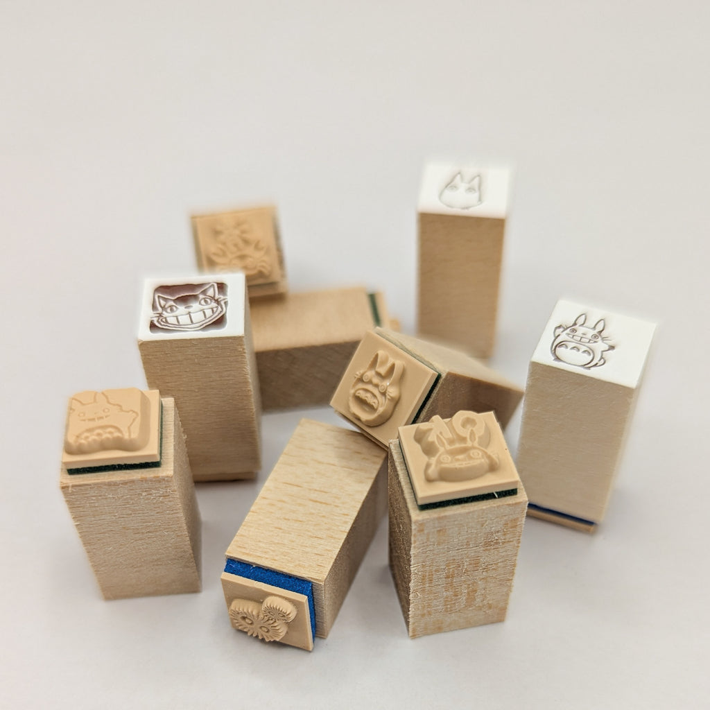 Totoro Stempel Set – Kreative Ghibli Stempel für Kinder und Fans. | Stempel mit Totoro-Motiven verteilt auf beigem Hintergrund.