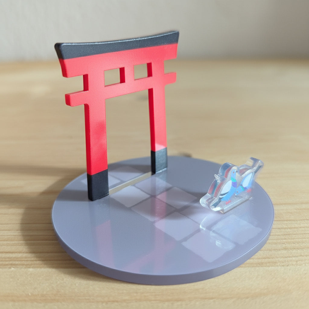 DECOLE Acryl Smartphone-Ständer mit rotem Torii-Design auf grauer Basis mit Smartphone