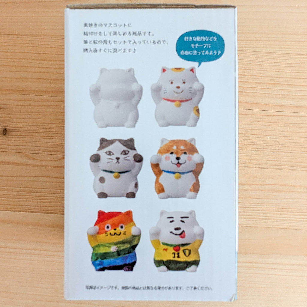 Anleitung mit sechs verschiedenen bemalten Varianten der Nurie Mascot Glückskatze in unterschiedlichen Farben und Designs