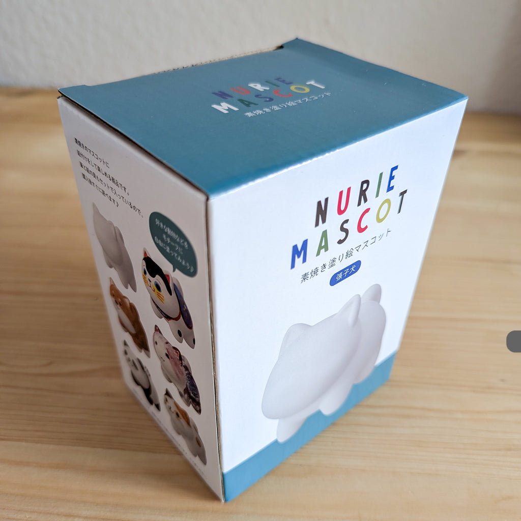 DECOLE Nurie Mascot Verpackung mit blauem Deckel und weißer Box