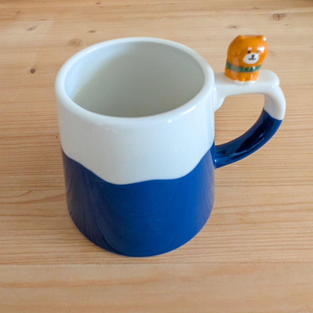 Fuji-san Tasse mit Shiba Inu Figur – Keramik Becher im Mt. Fuji Design