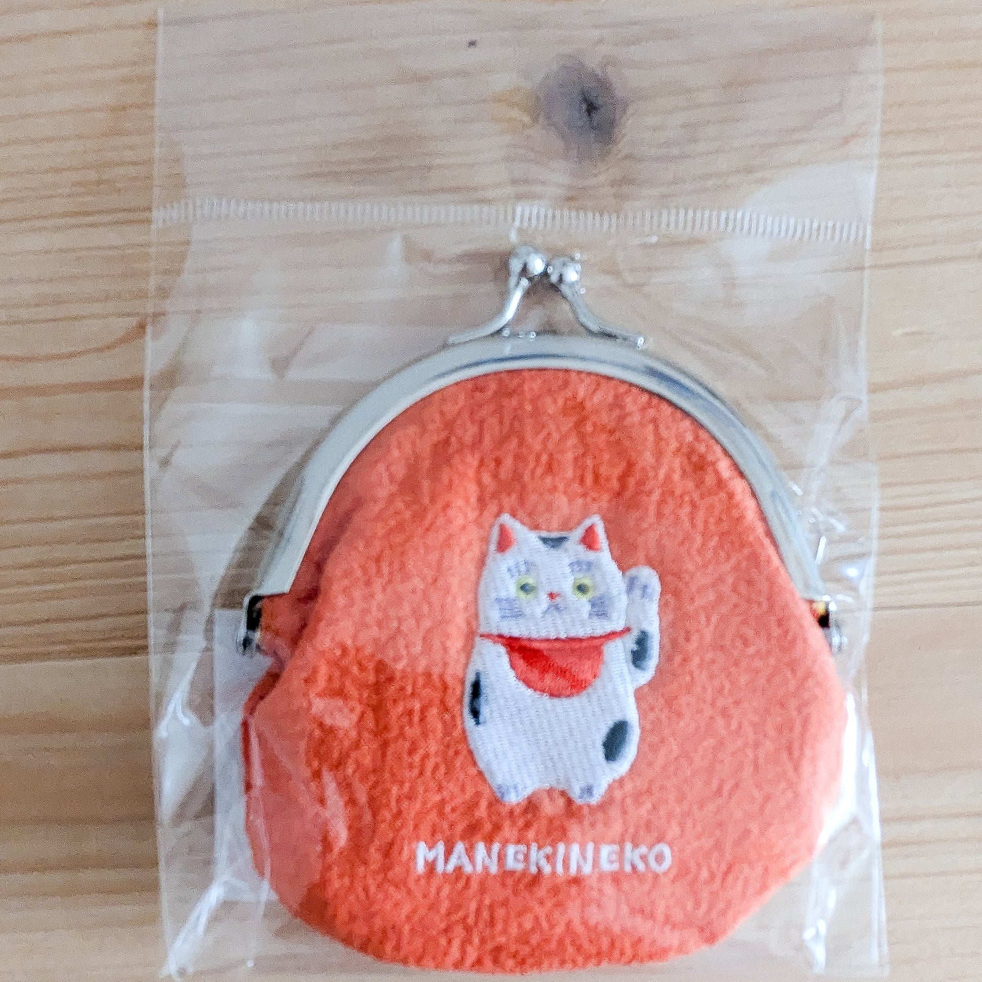 Stoff-Geldbörse Manekineko – Glückskatze mit gesticktem Motiv