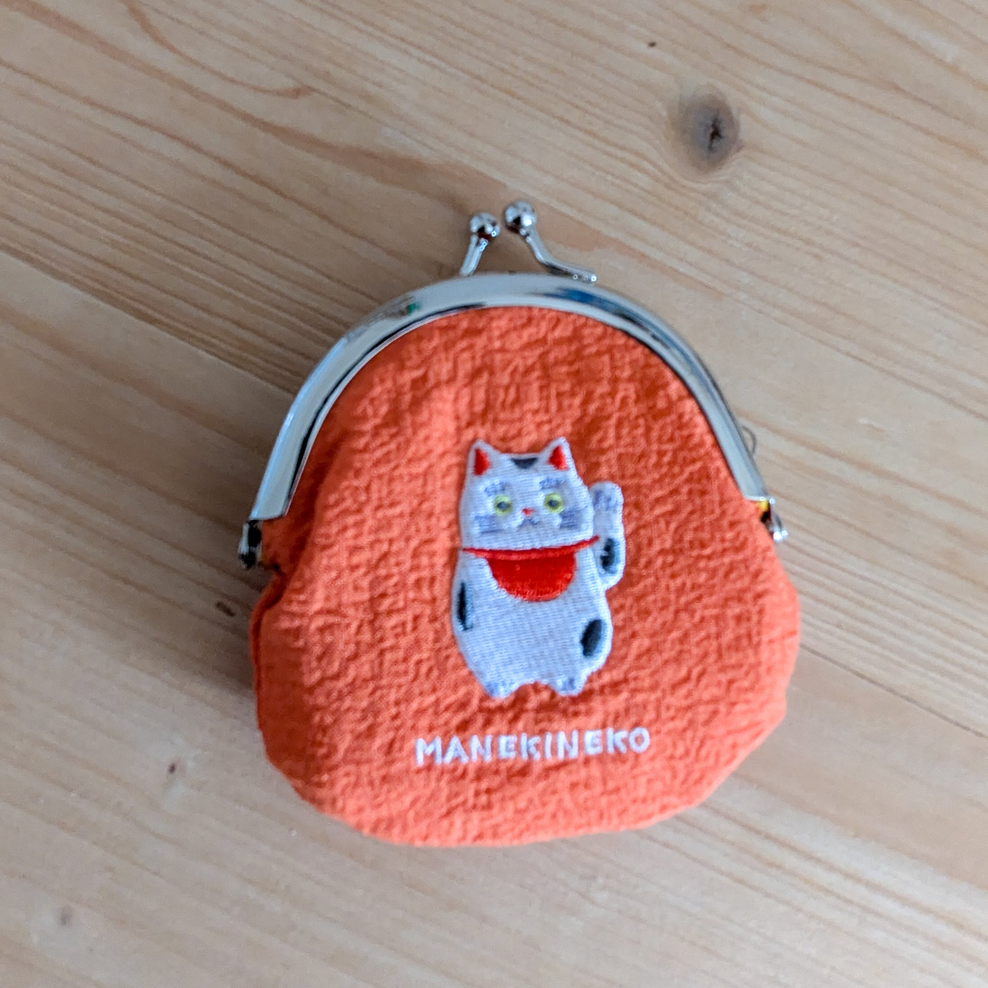 Stoff-Geldbörse Manekineko – Glückskatze mit gesticktem Motiv