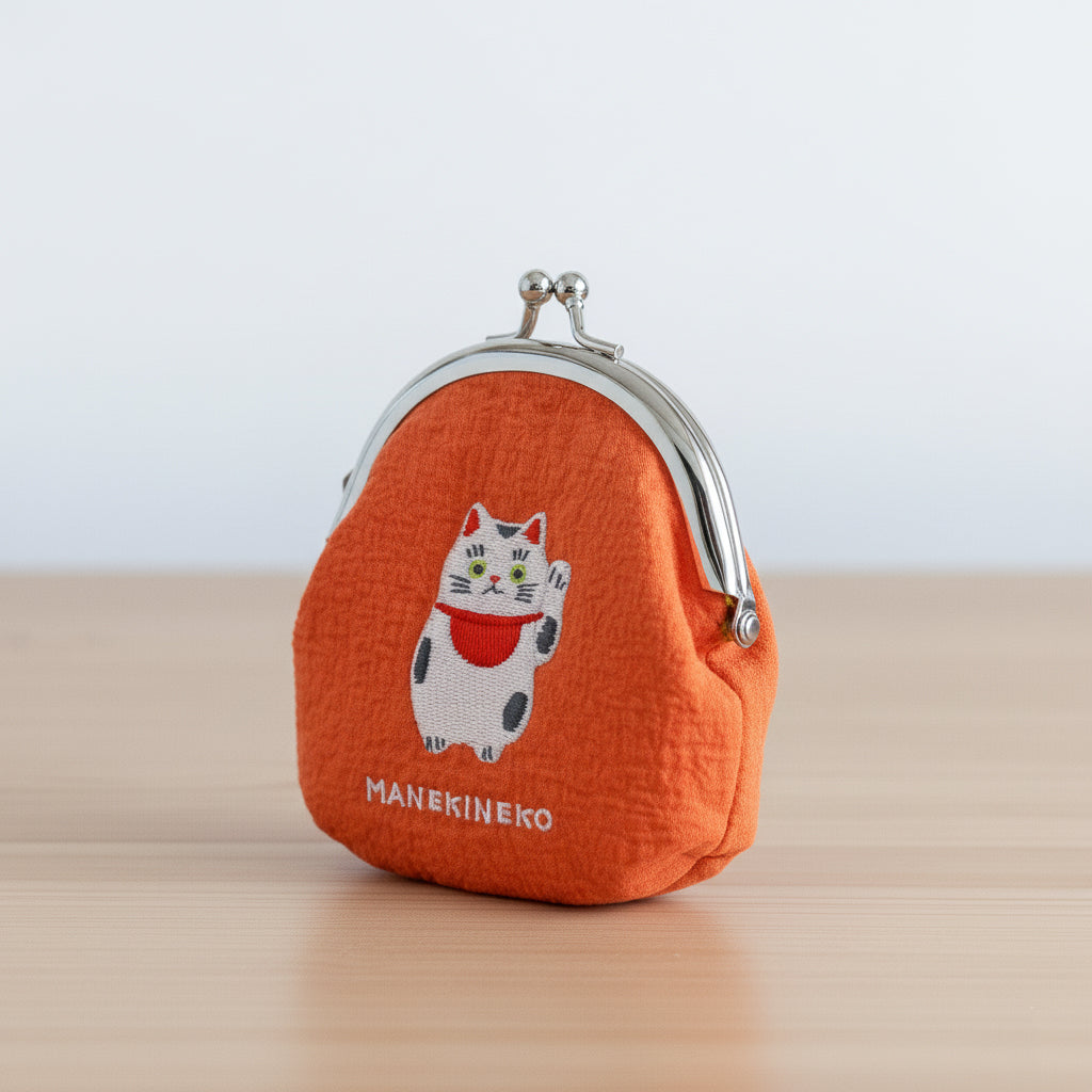 Stoff-Geldbörse Manekineko – Glückskatze mit gesticktem Motiv