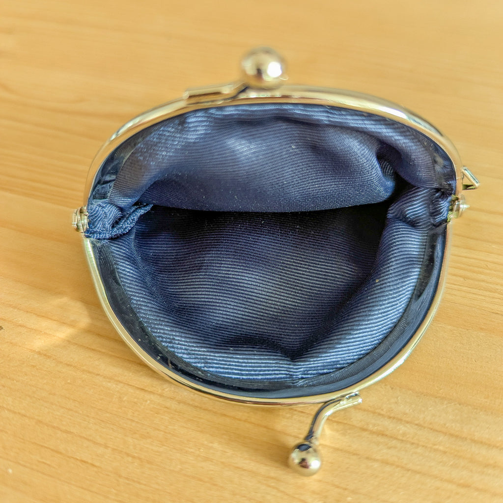 Geöffnete blau gefütterte Stoff-Geldbörse Shiba Inu mit silbernem Metallverschluss, Innenansicht