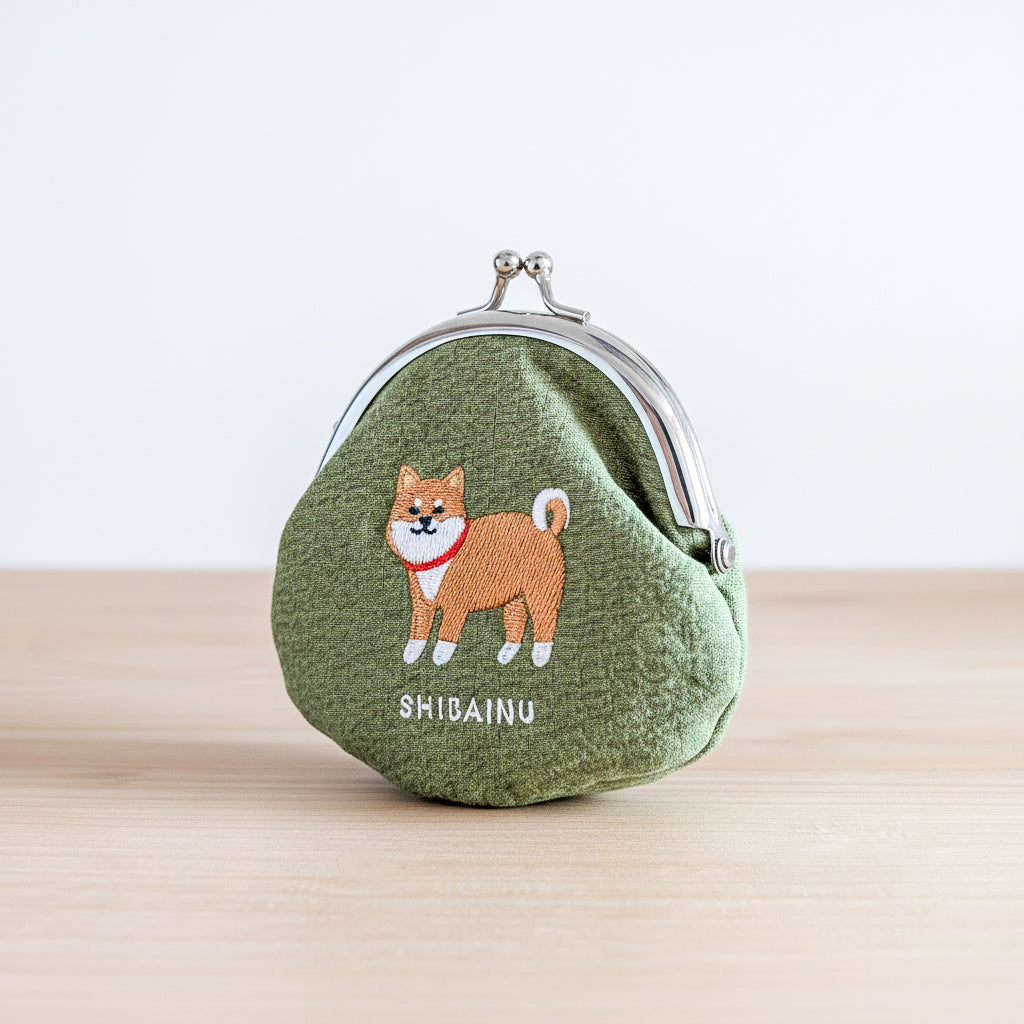 Grüne Stoff-Geldbörse Shiba Inu mit gesticktem Shiba-Hund-Motiv und Metallverschluss, von vorne fotografiert