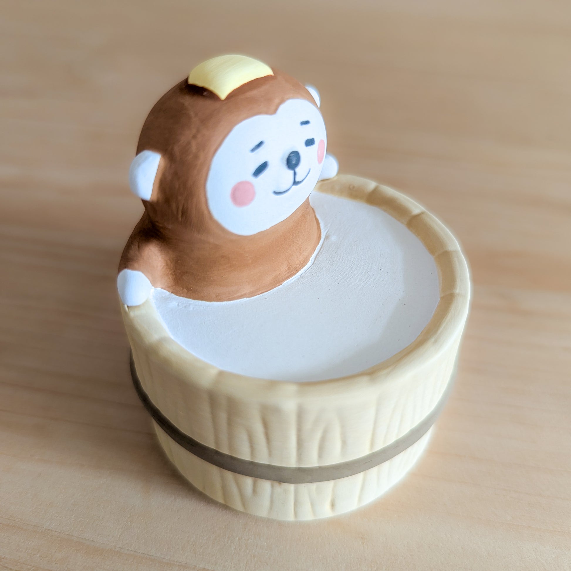 Yururi Biyori Aromafigur Affe im Onsen – Keramik Duftständer