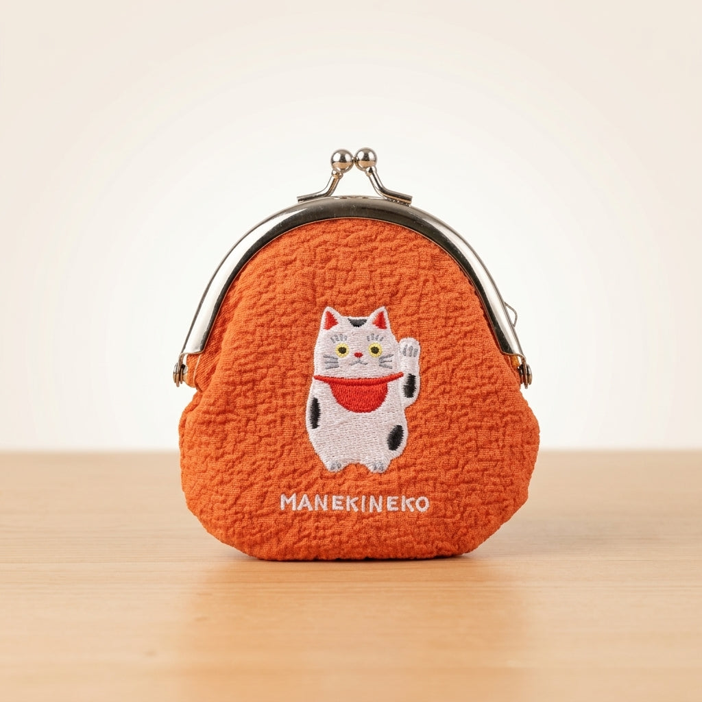 Stoff-Geldbörse Manekineko – Glückskatze mit gesticktem Motiv