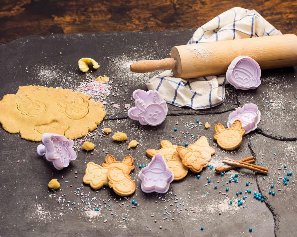 Snowchan Ausstechformen im Einsatz – Plätzchen mit japanisch inspirierten Weihnachtsmotiven. | Verschiedene ausgestochene Plätzchen auf Backunterlage arrangiert.