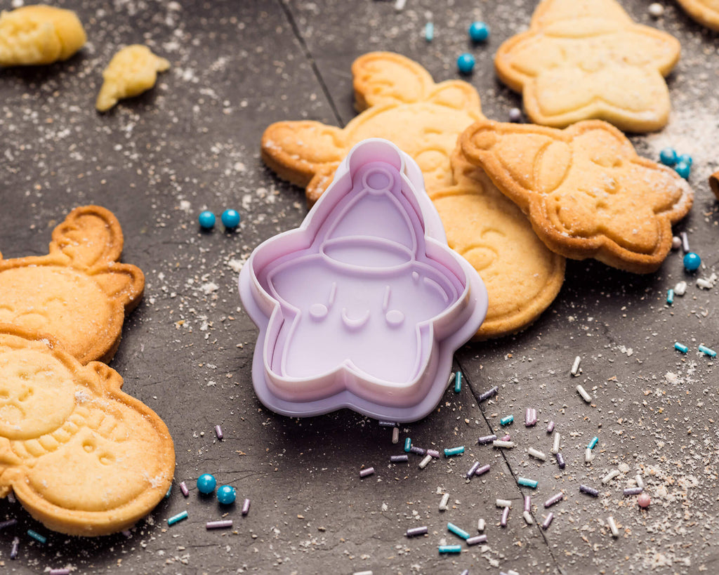 Plätzchen mit Snowchan Stempelmotiven – Details bleiben nach dem Backen erhalten. | Geprägte Weihnachtskekse in Nahaufnahme auf hellem Untergrund.